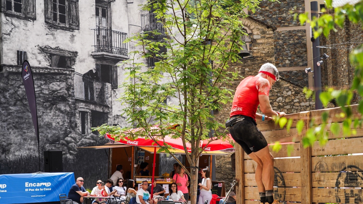 Un participant superant un dels obstacles de l’Spartan Race Encamp-Andorra.