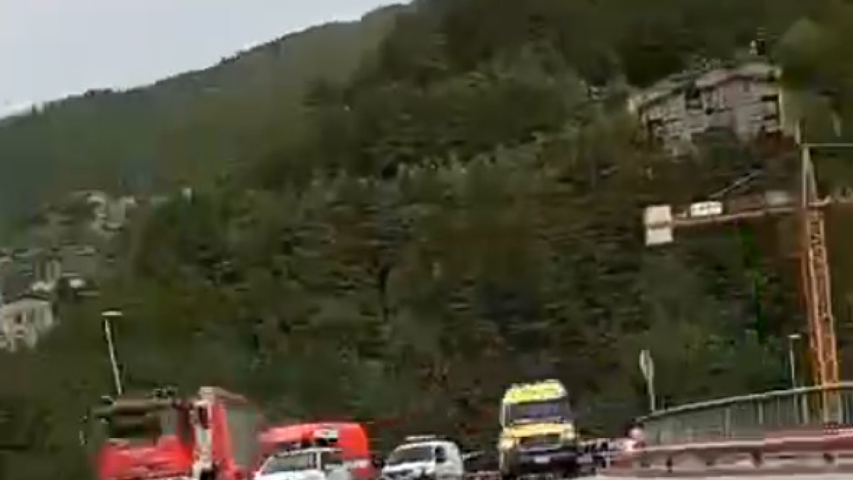 Els serveis d'emergència atenent els ferits en l'accident de dissabte del conductor ebri