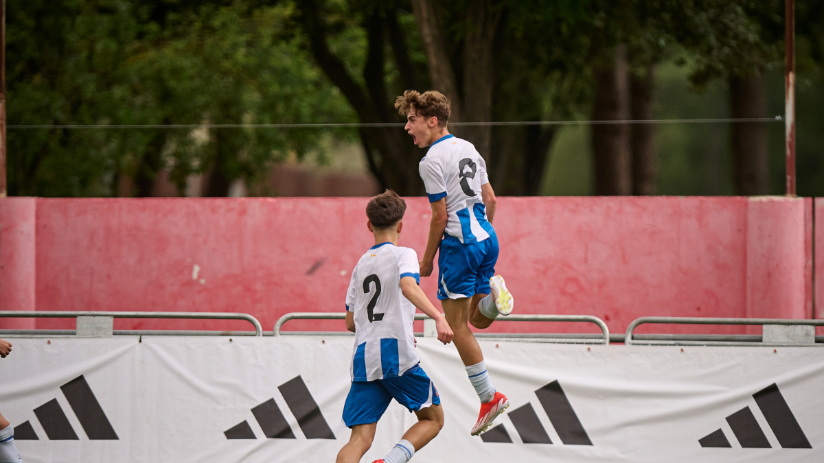 Julen Sánchez, saltant, celebra l’1 a 0.