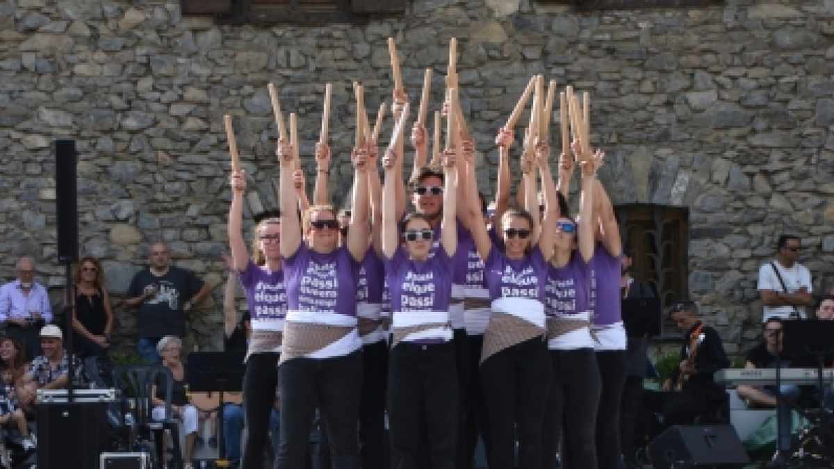 Una actuació de l'Esbart Laurèdia en el marc del Jambo Street Music.