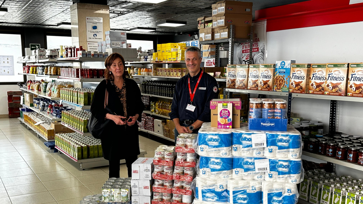 Francesa Ros, directora de Creand Fundació, i Jordi Fernández, director de la Creu Roja, en la darrera entrega de productes a la botiga solidària