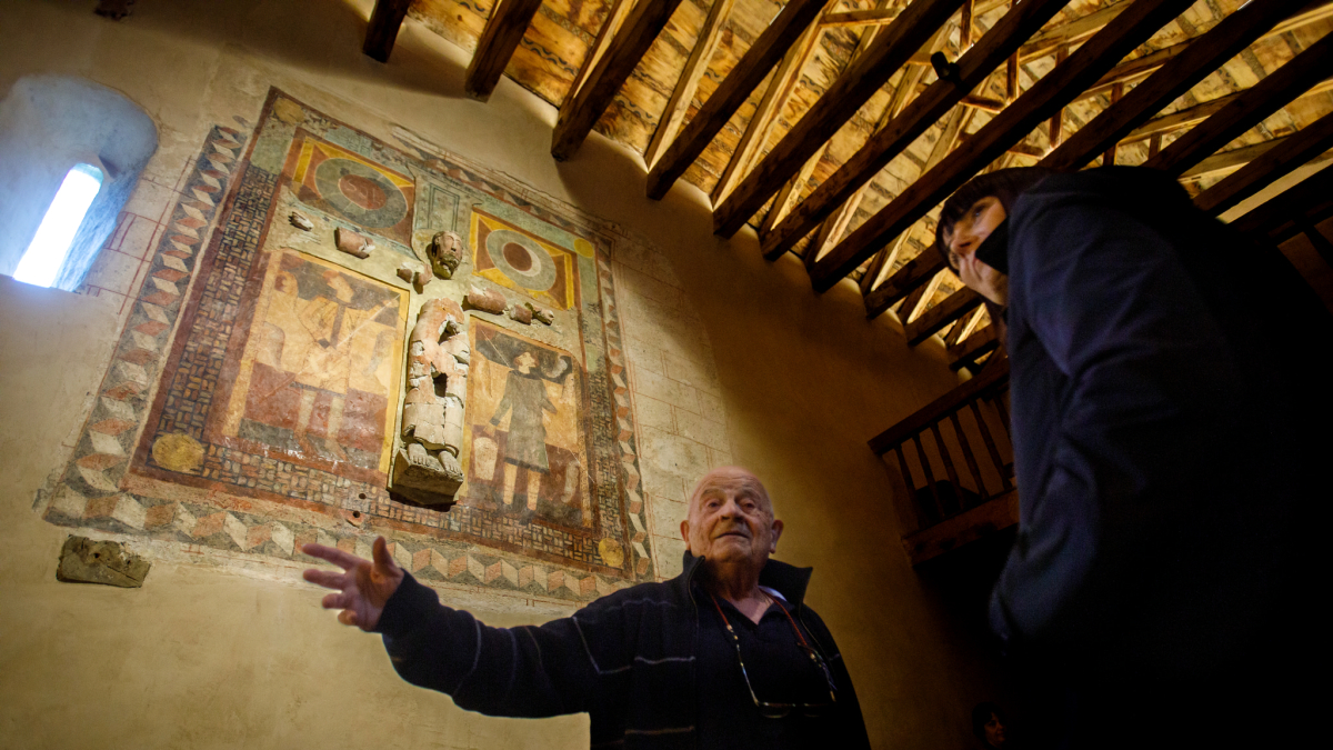 Mossèn Ramon de Canillo i la ministra de Cultura, Mònica Bonell, ahir a l’església de Sant Joan de Caselles.