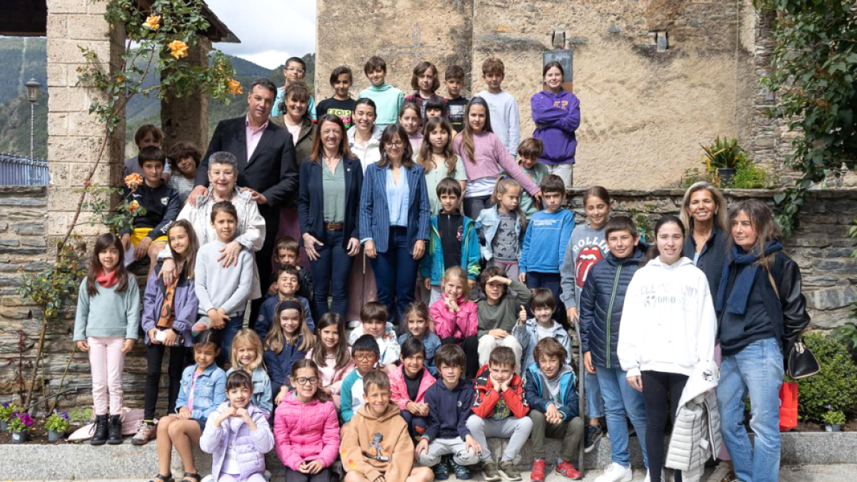 Els infants de la parròquia, amb els cònsols.