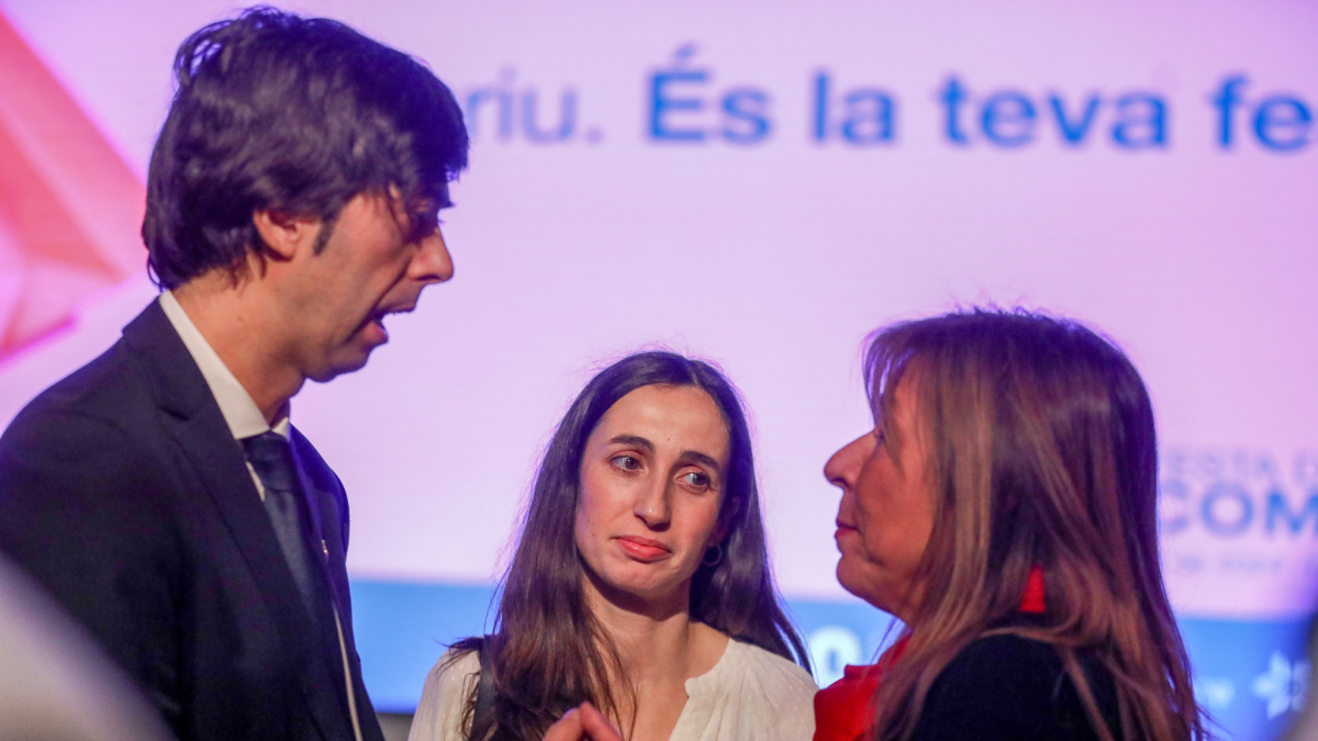 Els cònsols, Sergi González i Olalla Losada, amb l’excònsol Marsol.