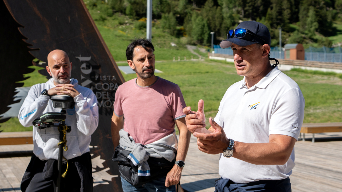 Els tècnics de la FIS a la pista de l’Avet.