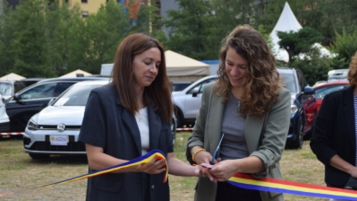 La cònsol menor de Sant Julià de Lòria, Sofia Cortesao, i la consellera de Turisme, Judith López, durant el tall de cinta inaugural de la 6a edició de la fira del vehicle d'ocasió.