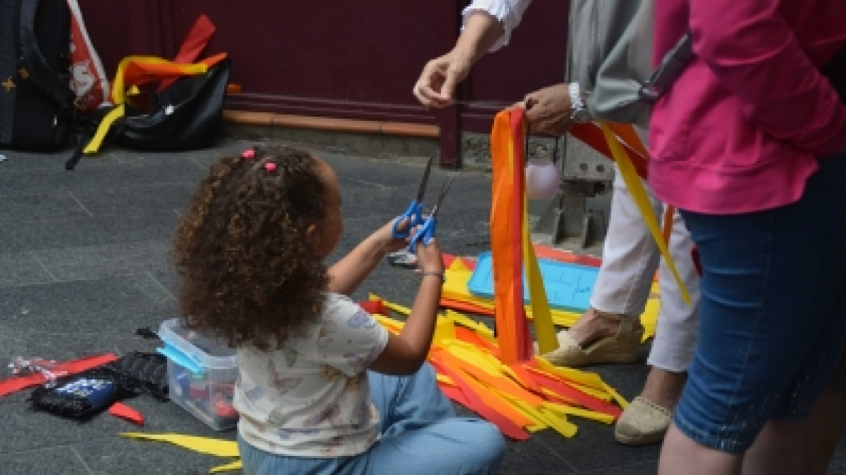 Un moment de la creació de les falles de foc.