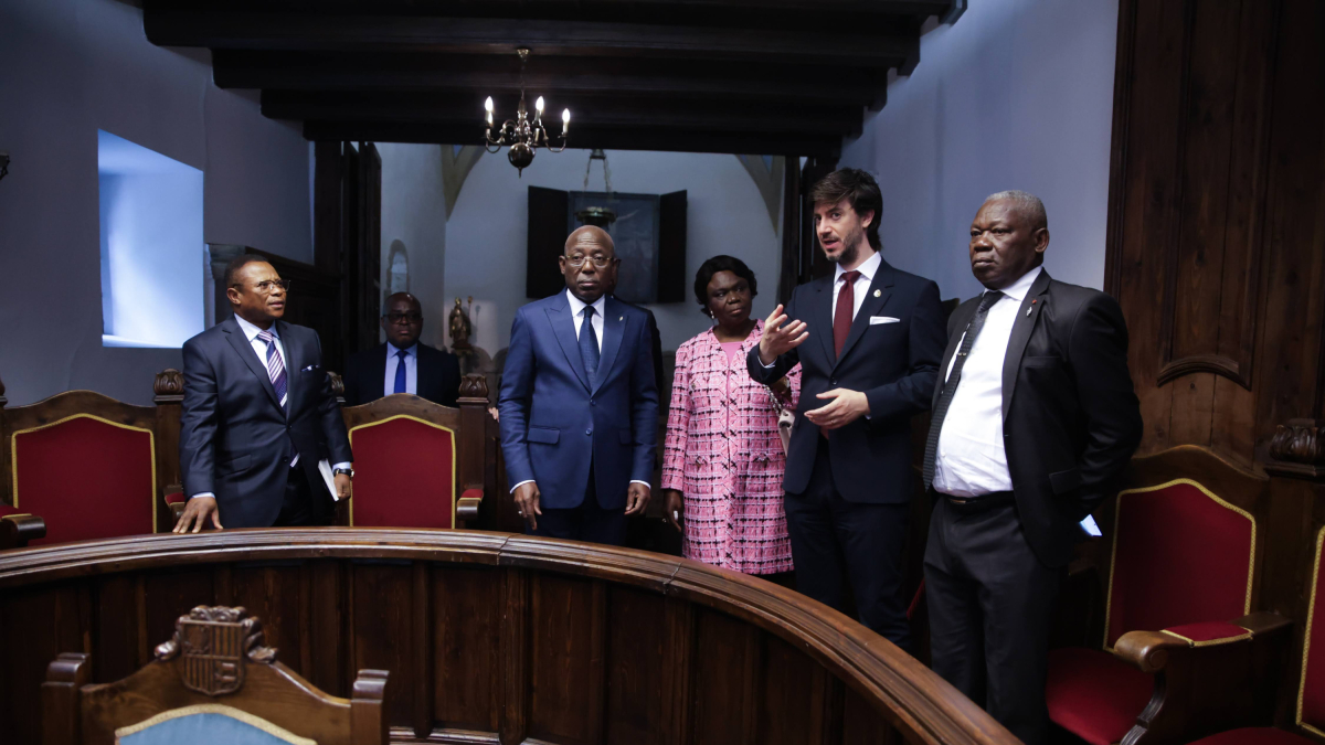 El síndic general, Carles Ensenyat, amb el president de l'Assemblée Nationale de la República Gabonesa, Jean-François Ndongou, i d'altres representants del país a la Casa de la Vall.