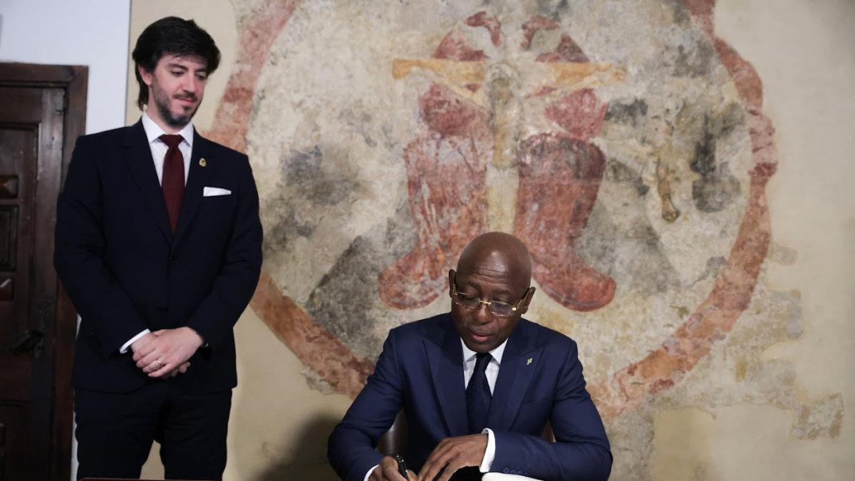 Ensenyat i Ndongou, que està signant el llibre d’honor del Consell.
