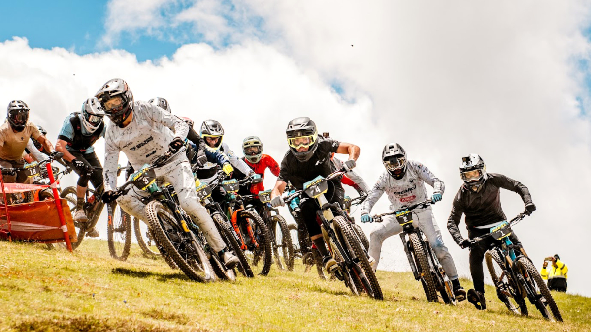 Mig miler de ciclistes en una espectacular Maxiavalanche