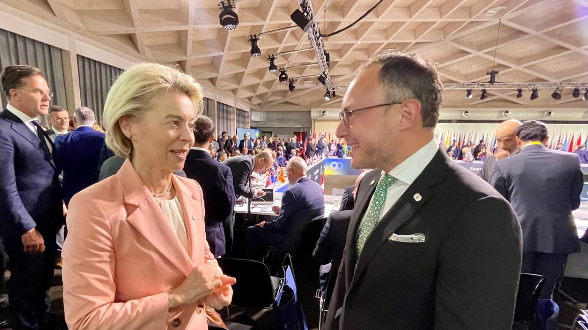 Espot conversa amb la presidenta de la Comissió Europea, ahir.