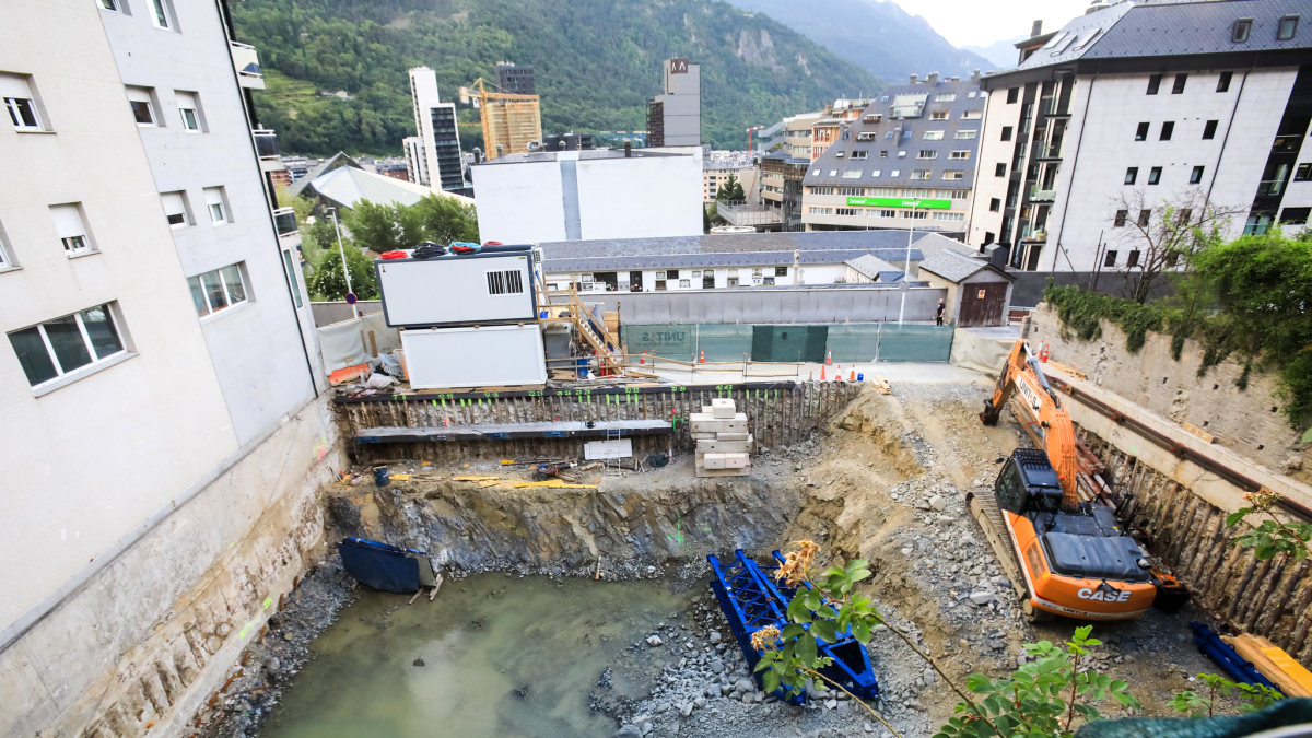 El comú està duent a terme les obres d’excavació i fonaments del bloc.