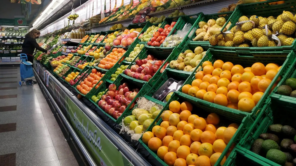 Secció de fruites i verdures en un súper.