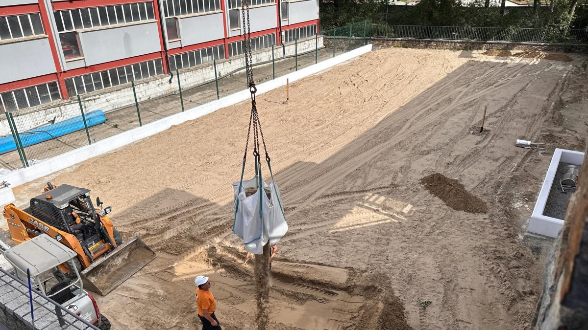 Instal·lació del camp de vòlei platja a Encamp