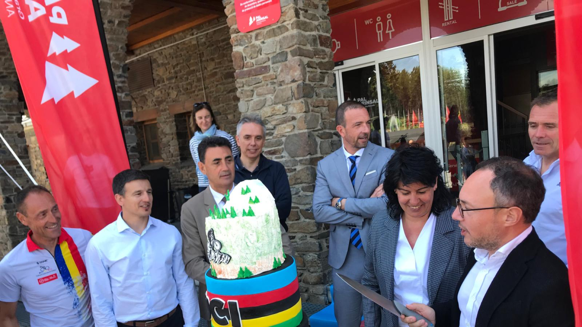 Xavier Espot talla el pastís commemoratiu del Mundials de BTT, amb la presència d'altres autoritats