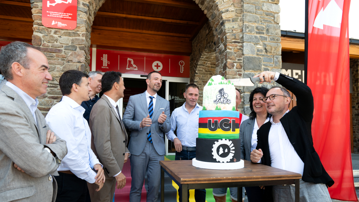 El cap de Govern, Xavier Espot, talla el pastís commemoratiu dels Mundials de BTT.