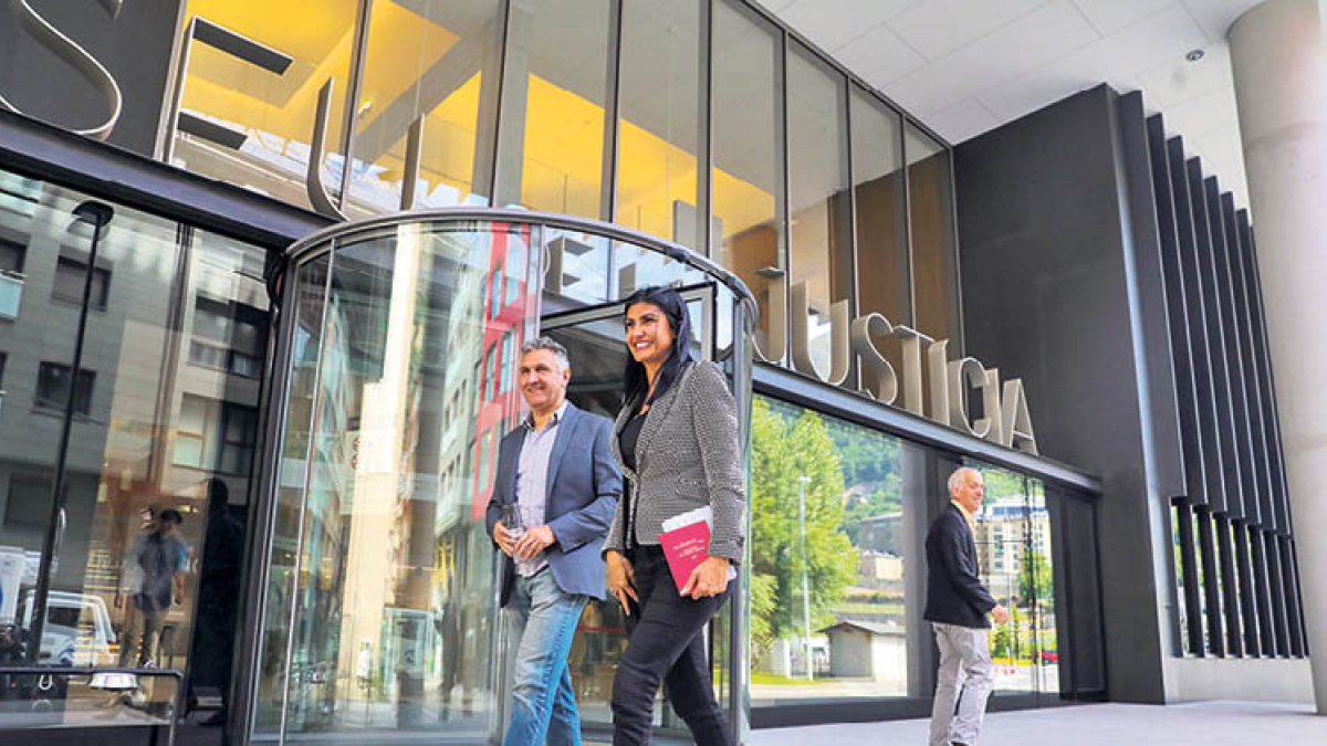 La consellera general, Carine Montaner, a les portes de la seu de la justícia.
