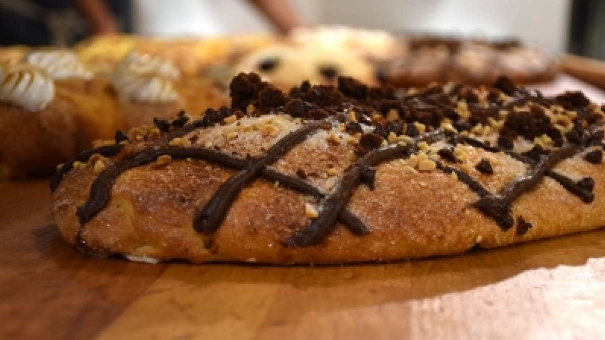 Una coca de xocolata en una pastisseria.