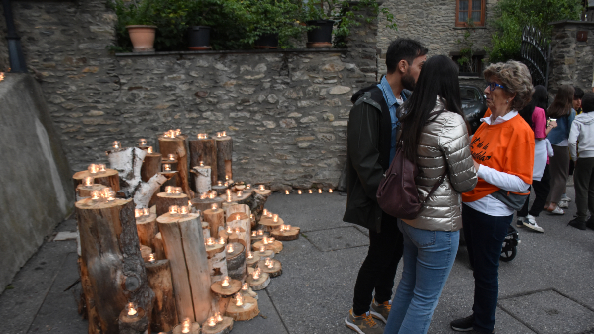 Un dels muntatges d'espelmes de la Nit de la Candela pels carrers d'Ordino