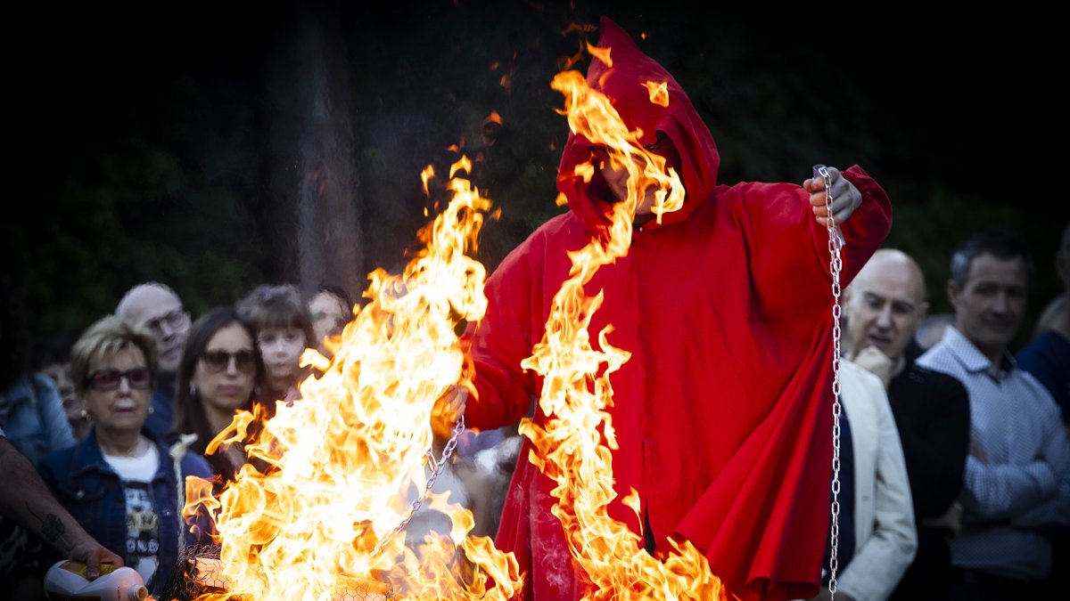 Les falles roden a la plaça del Consell General