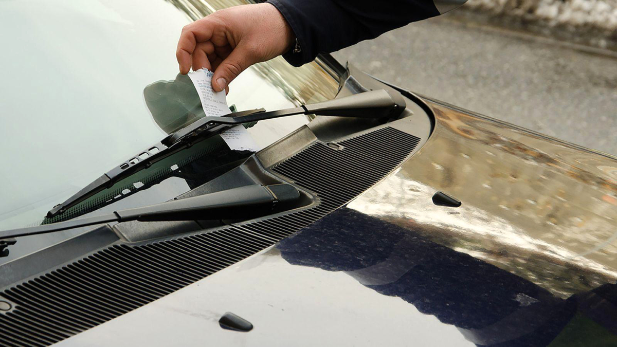 Un agent de circulació posant una sanció.