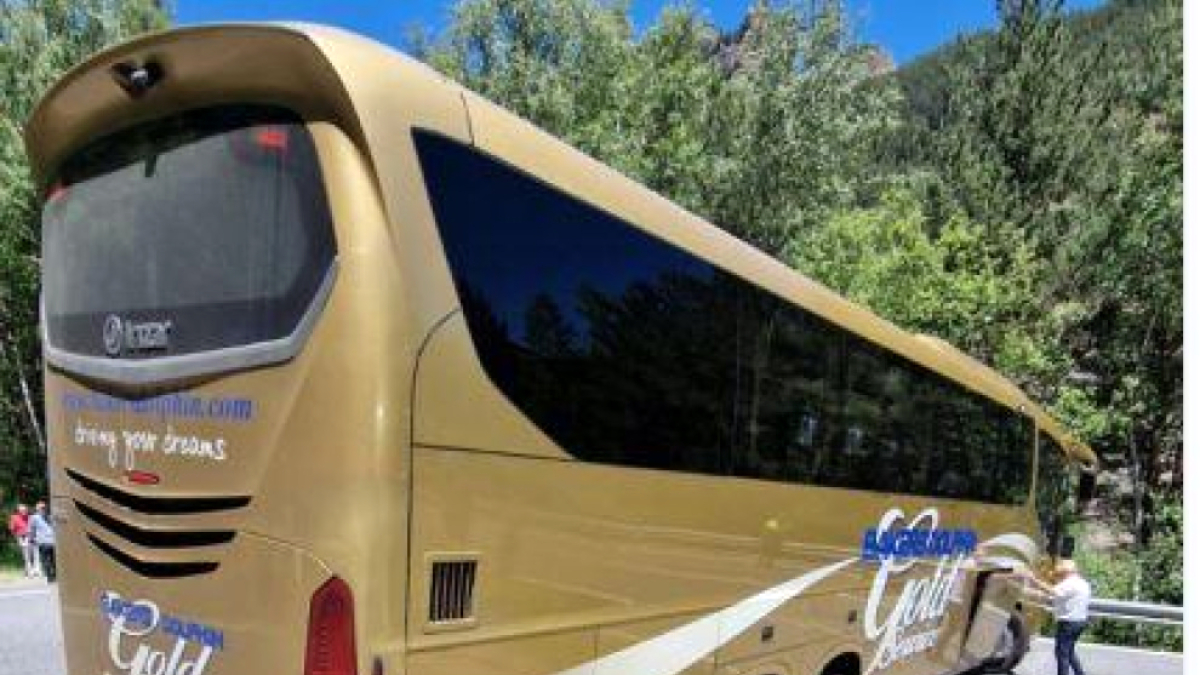 L’autobús bloquejant la carretera.