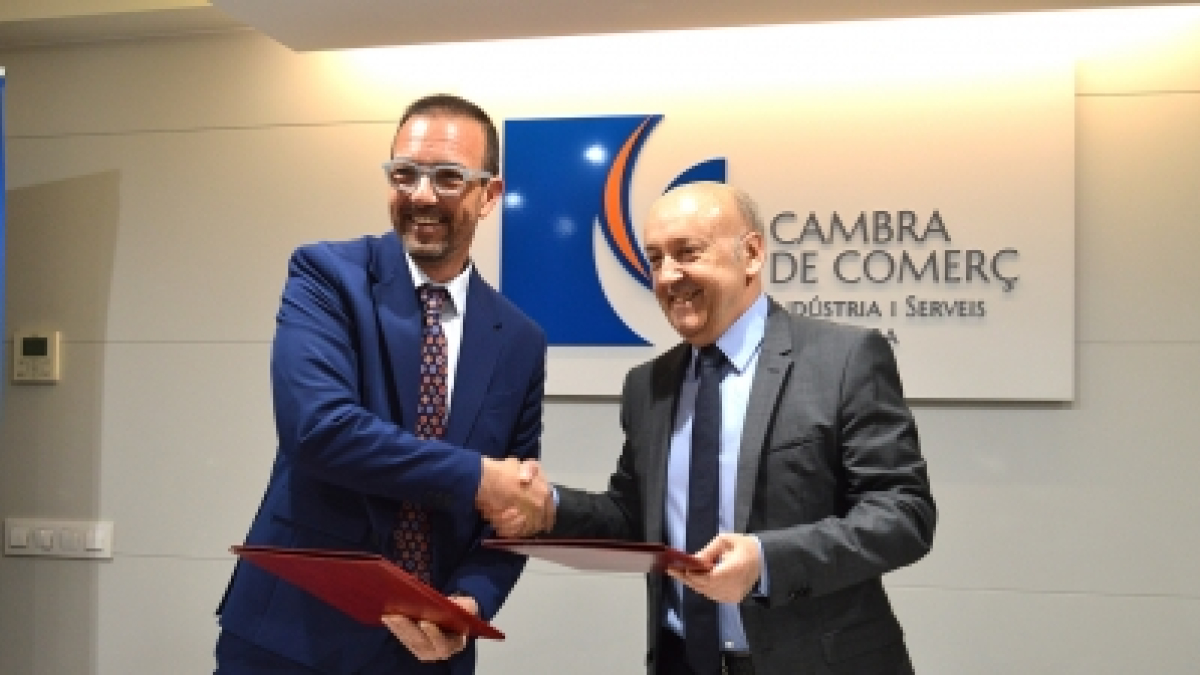 El ministre de Turisme i Comerç, Jordi Torres, i el president de la Cambra de Comerç, Indústria i Serveis, Josep Maria Mas, moments després de signar el conveni.
