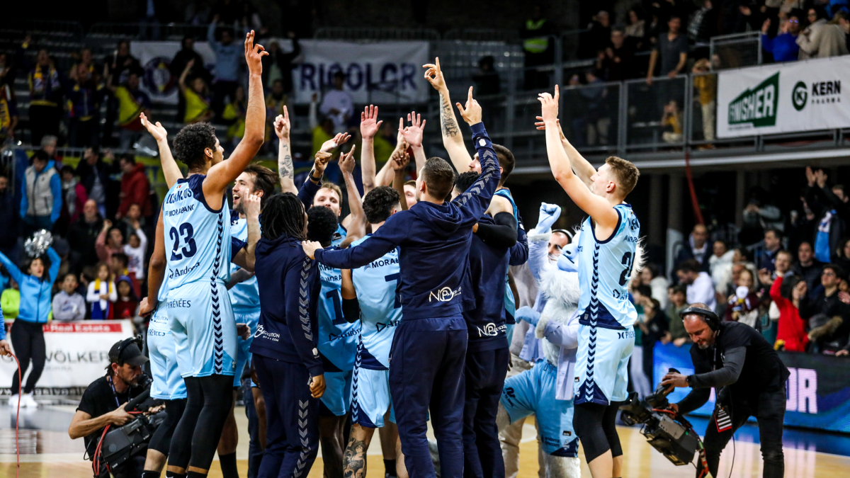 Els jugadors del MoraBanc celebren un triomf al Poliesportiu.