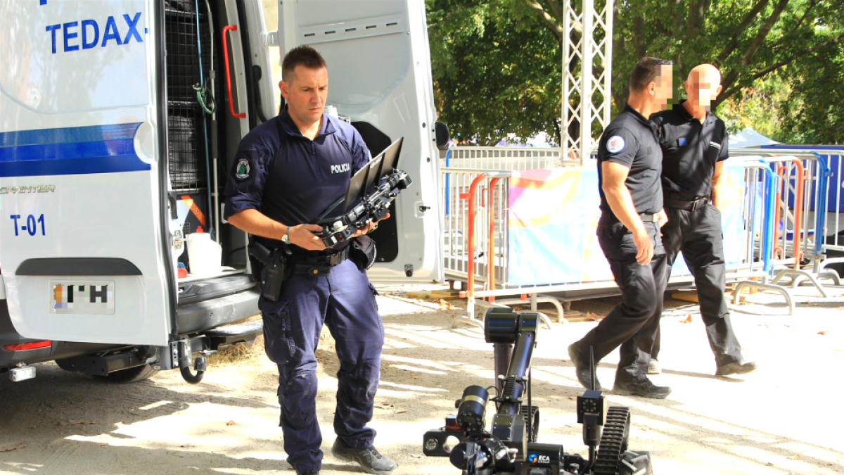 Un membre del Tedax.