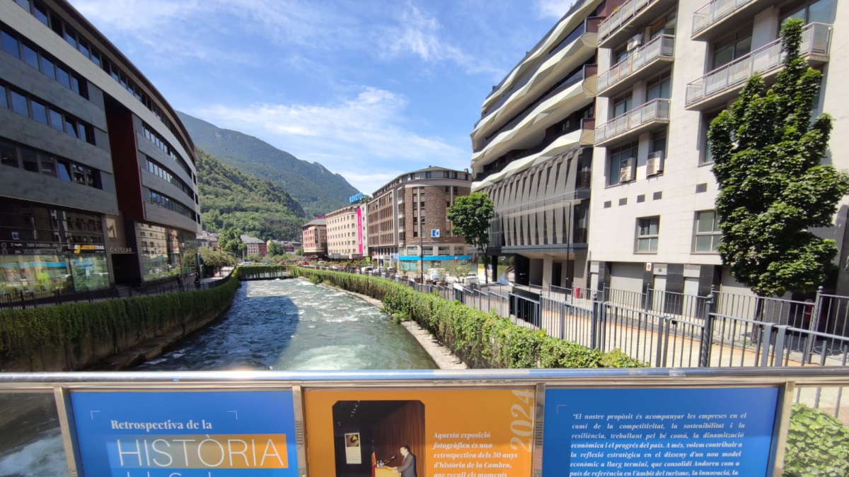 L'inici de l'exposició dels 30 anys de la Cambra de Comerç Indústria i Serveis d'Andorra.