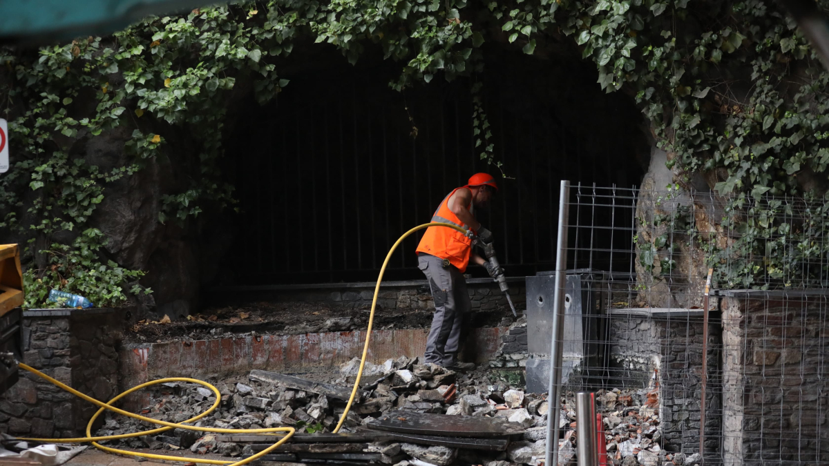 Un operari treballa en les obres al Roc del Metge