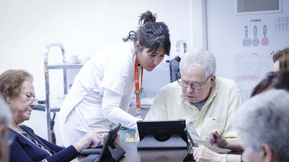 Treballadors en un centre de dia de la Creu Roja