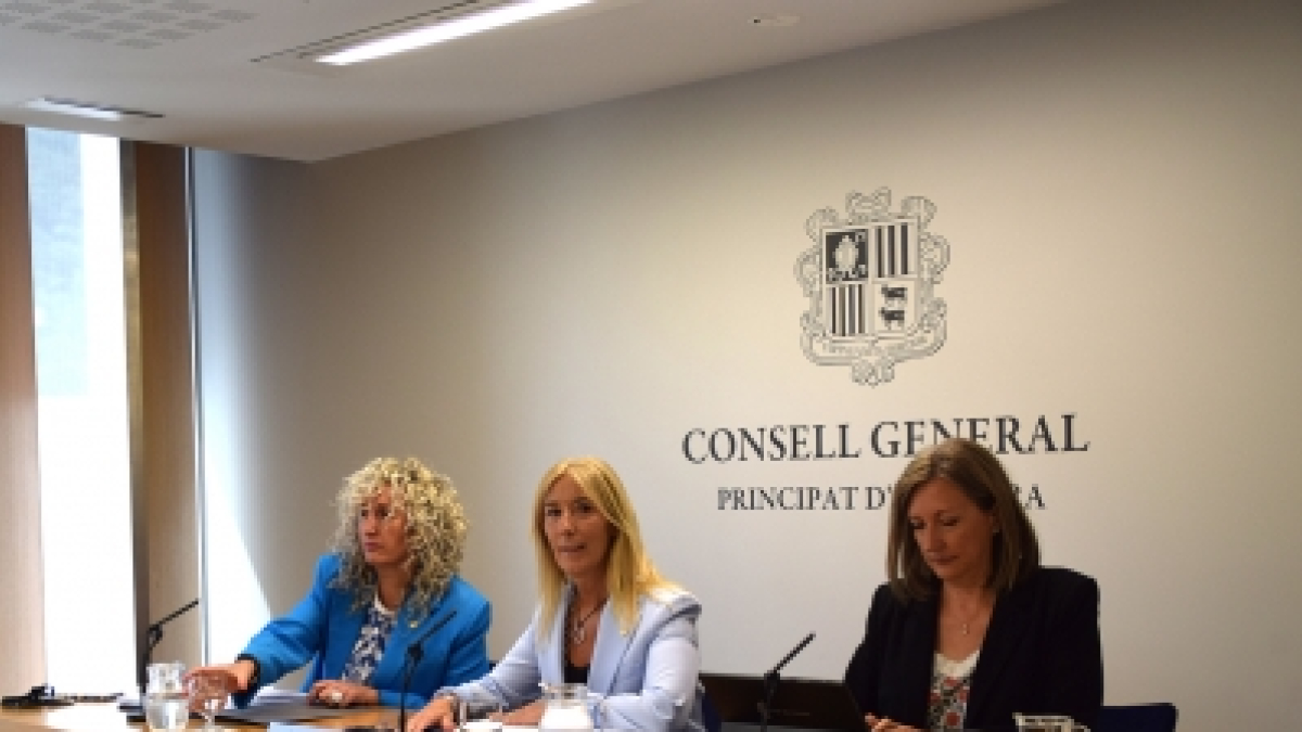 La subsíndica general, Sandra Codina, i les secretàries de la sindicatura, Carolina Puig i Maria Àngels Aché, durant la roda de premsa.