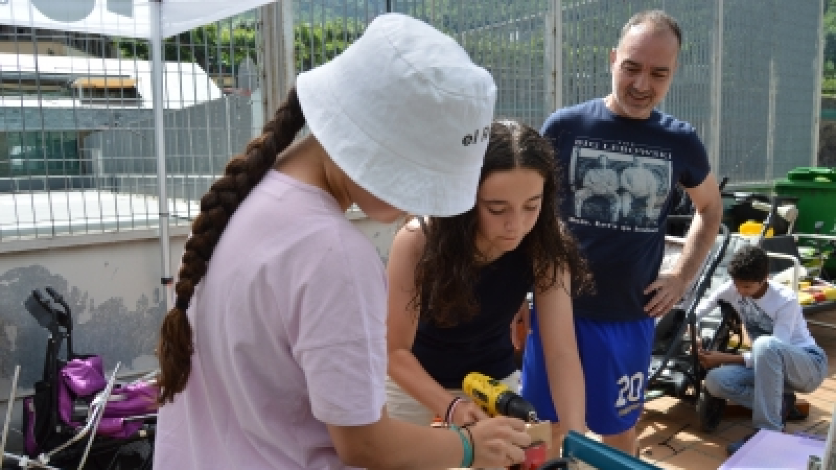 Un moment del taller de fabricació d'andròmines.