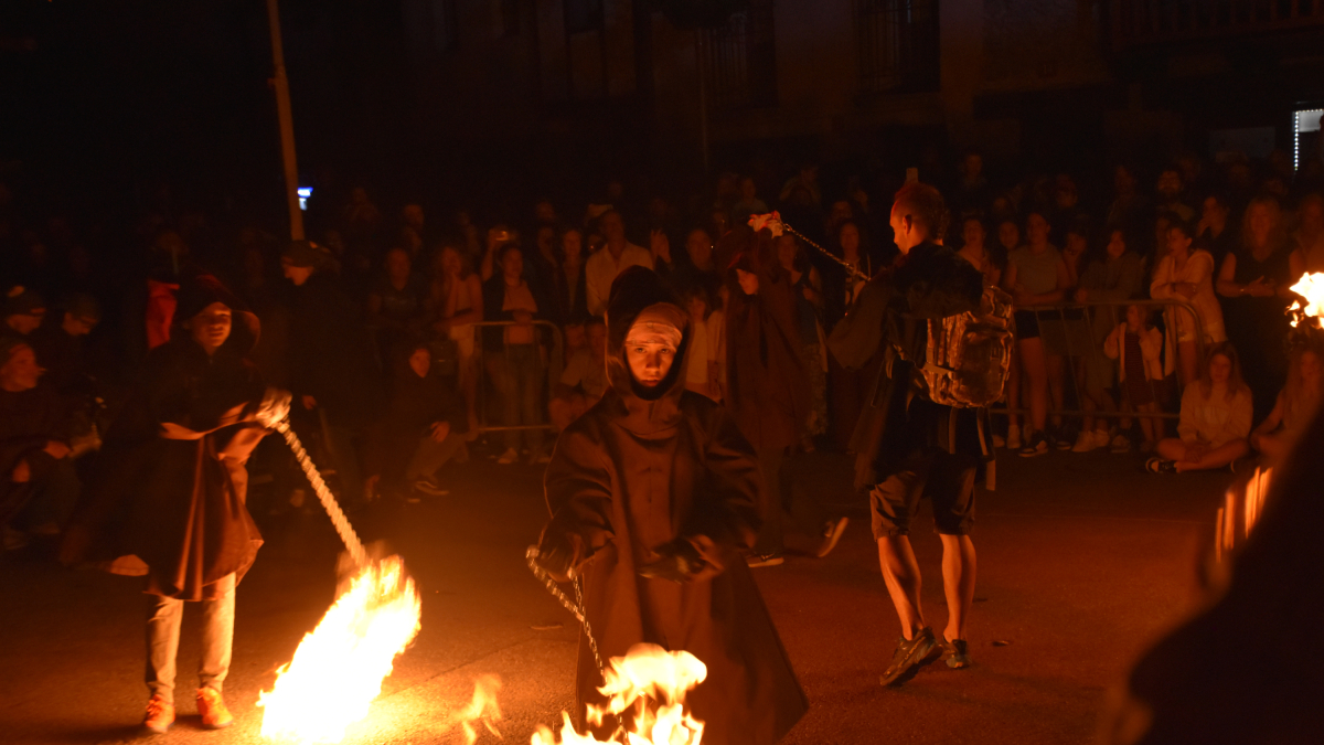 Un dels fallaires amb la falla a la plaça Major d'Ordino.