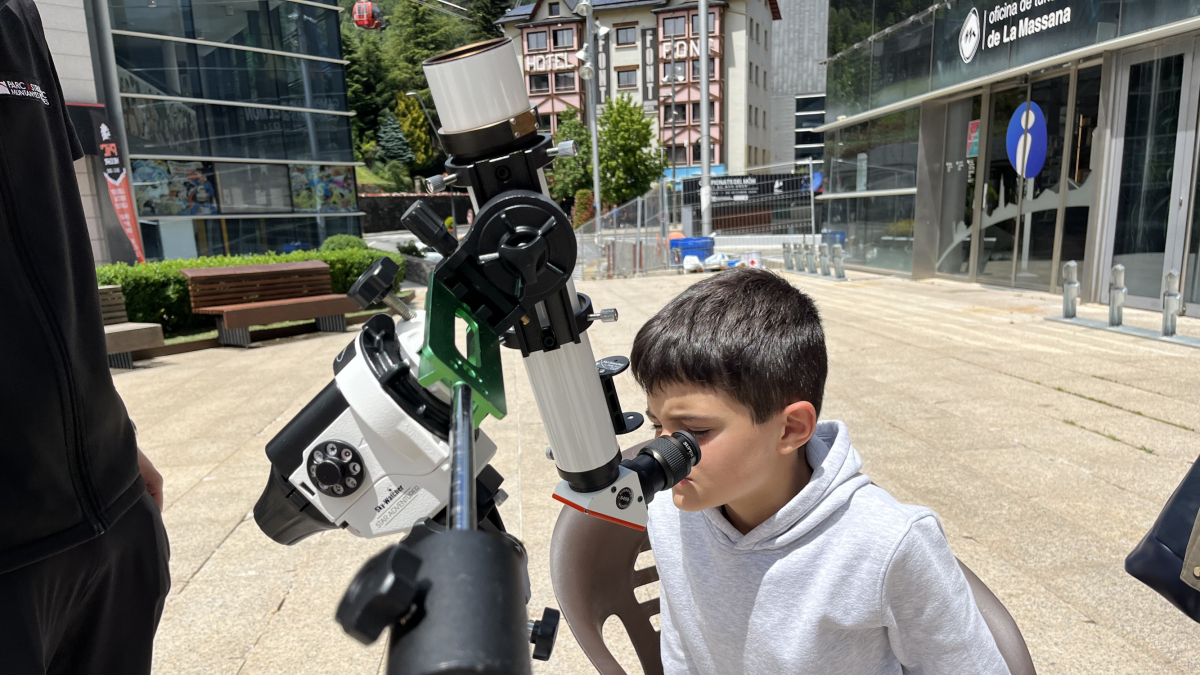 Mirant el cel a través del telescòpi