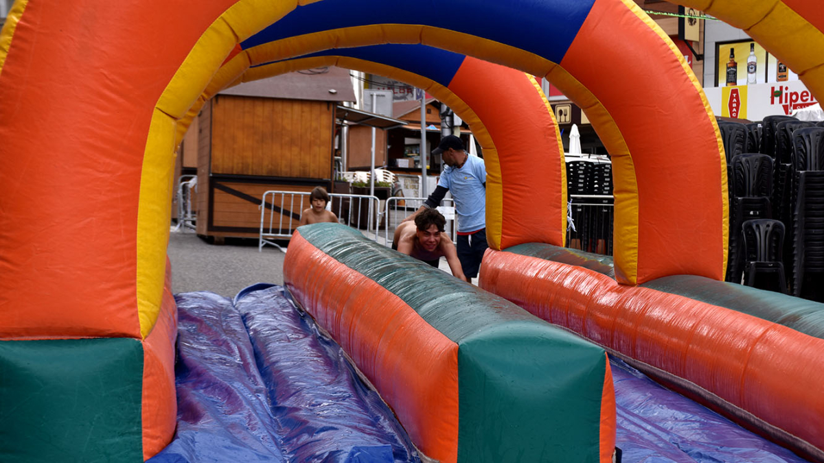 Un jove participant en una activitat aquàtica de la festa major del Pas de la Casa.