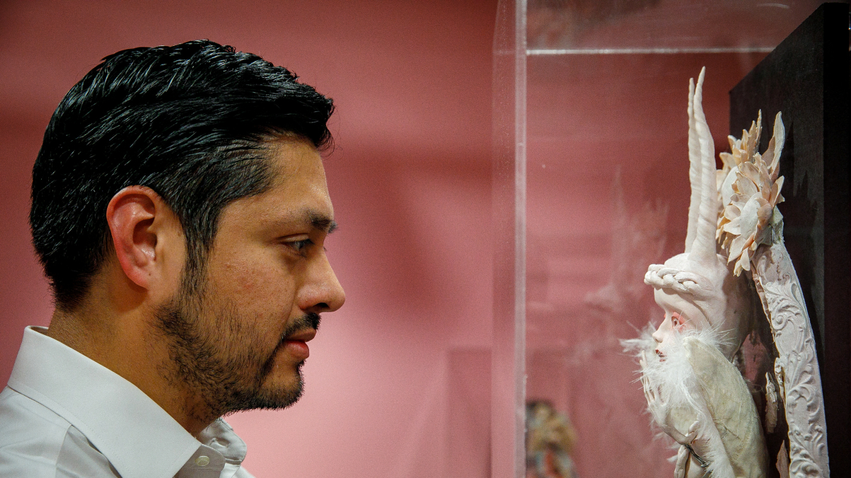 El col·leccionista observant una de les seves figures.