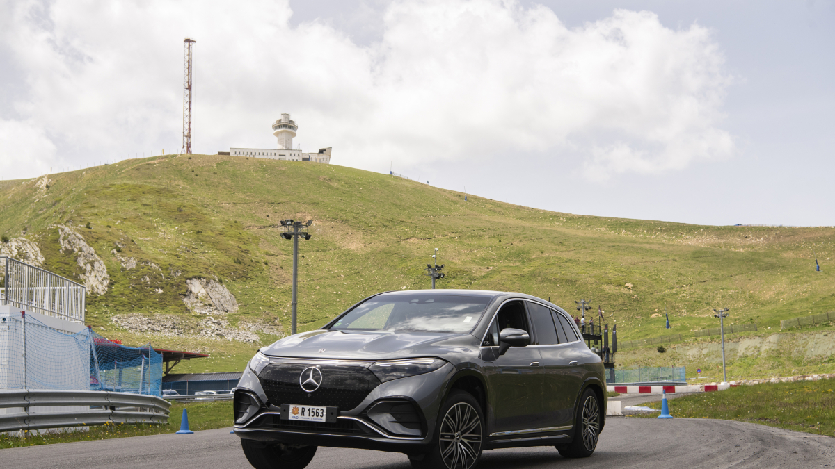 Un dels vehicles Mercedes-Benz de la gamma EQ realitzant un dels recorreguts dissenyats al Circuit Andorra Pas de la Casa