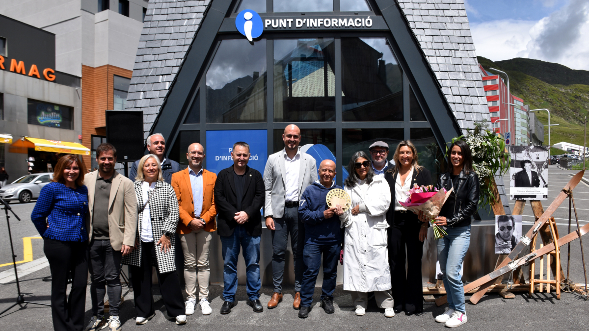 Fotografia de família després que el comú hagi homenatjat a Francesc Viladomat per la seva contribució aportada en el país.