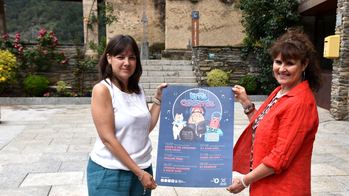 Mònica Armengol i Anna Call amb el cartell de la programació de la 28a edició del Nits Obertes