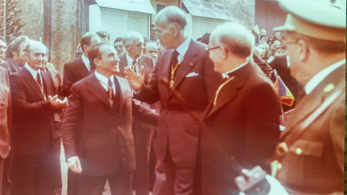 Pere Rossa rep com a cònsol canillenc al Copríncep francès Valéry Giscard d'Estaing en presència del Copríncep episcopal Joan Martí Alanis el 1978