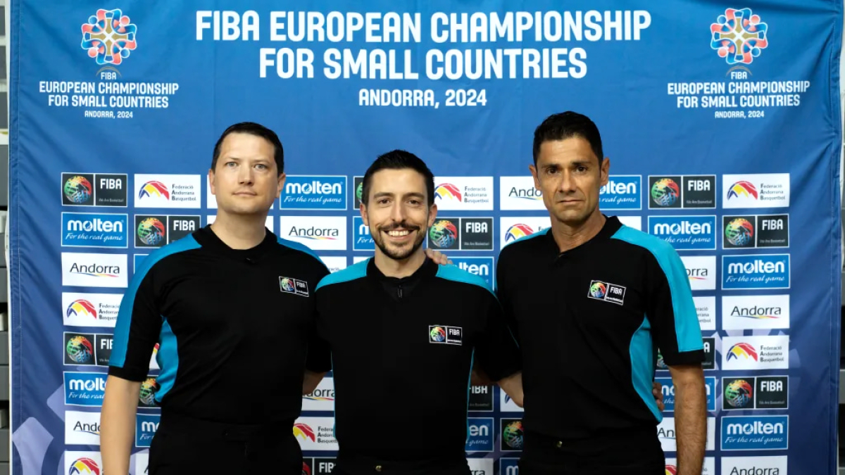 Esteve, al centre, a l’Europeu de Petits Estats al Poliesportiu.