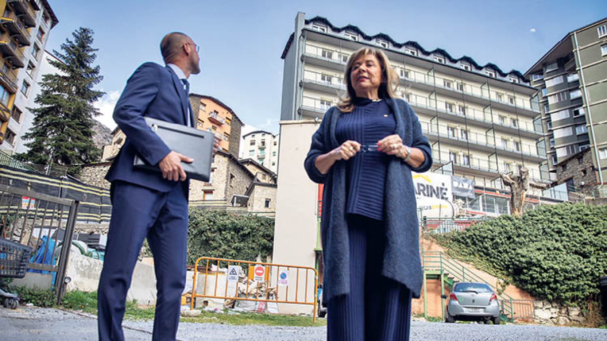 Marsol davant l’antic hotel Àrtic, que acull pisos assequibles.