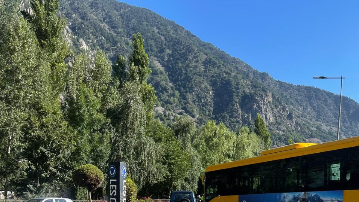 El totterreny i l'autobús implicats en l'accident a la rotonda de Les Costes de l'avinguda Salou