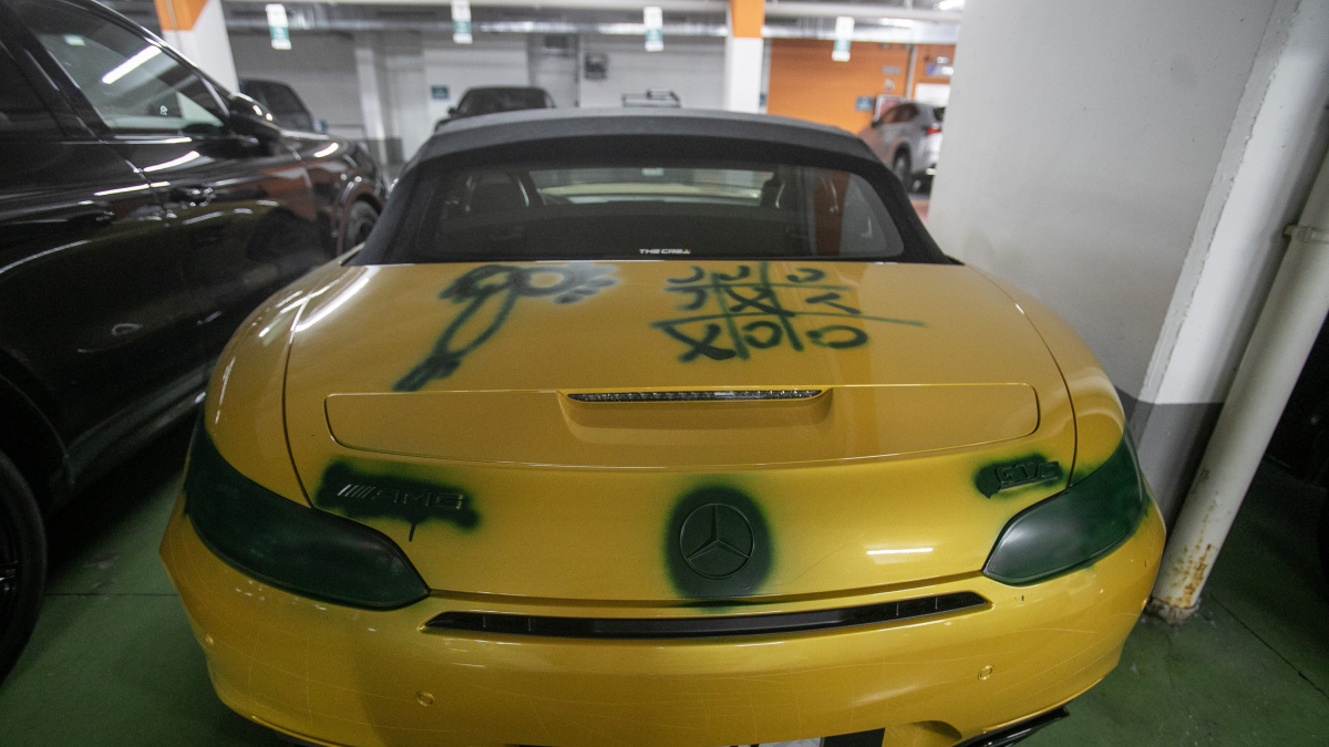 Un vehicle d'alta gama amb pintades de vandalisme a l'aparcament d'Escaldes