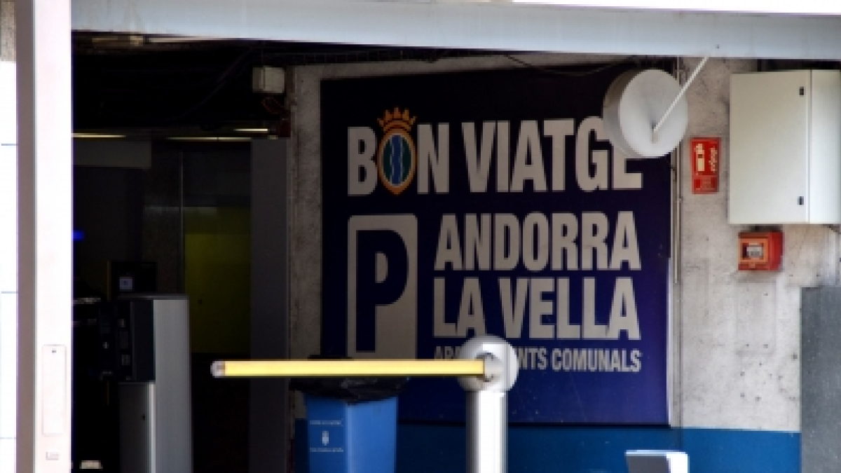La sortida del pàrquing comunal d'Andorra la Vella.