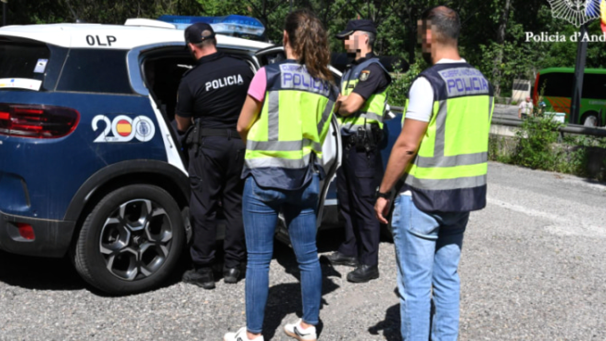 La policia traslladant el pres espanyol.