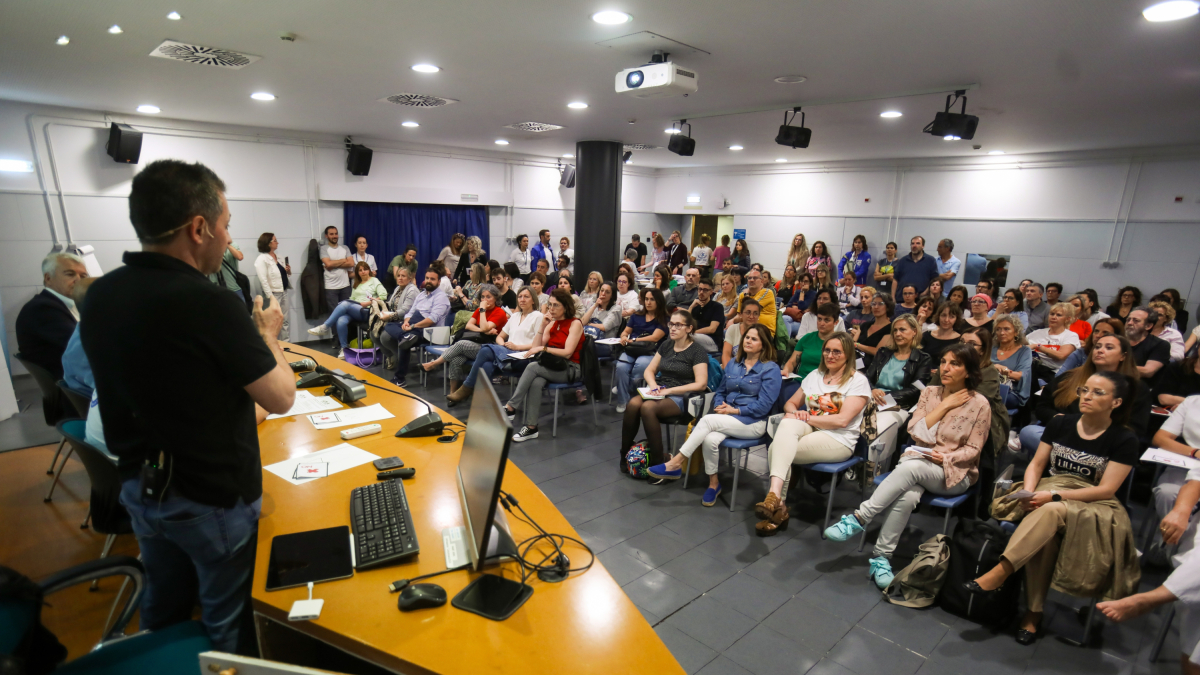 L’assemblea del personal del SAAS en una reunió