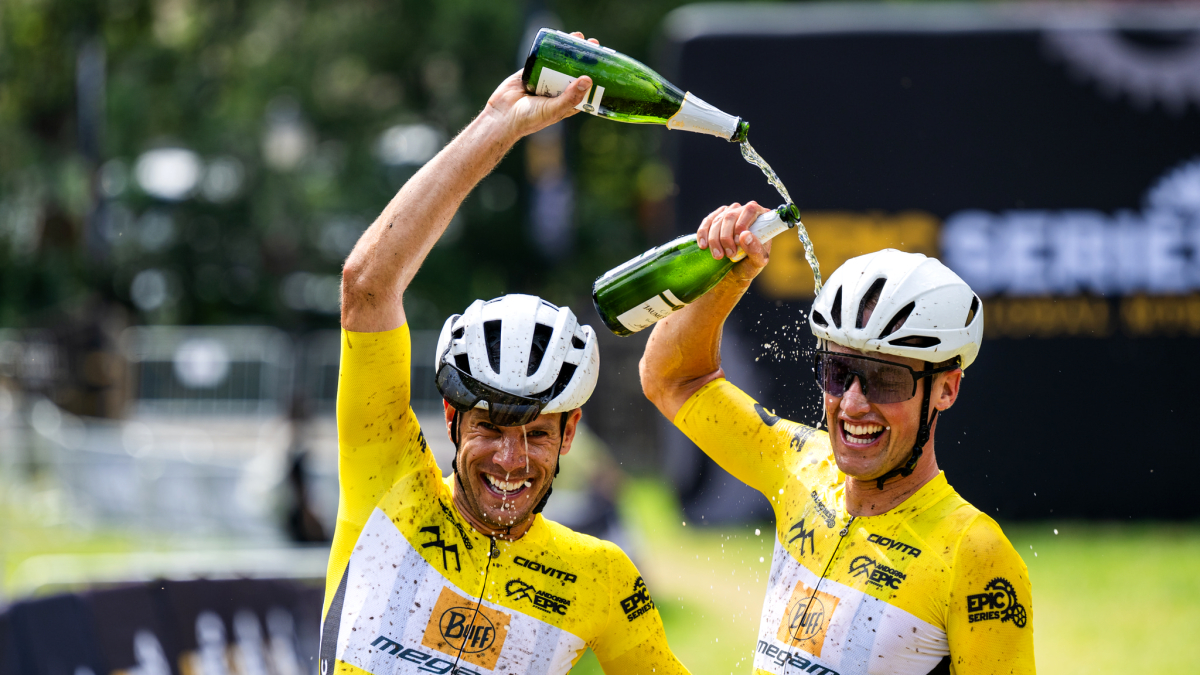 Els guanyadors de la cursa masculina celebren la victòria.